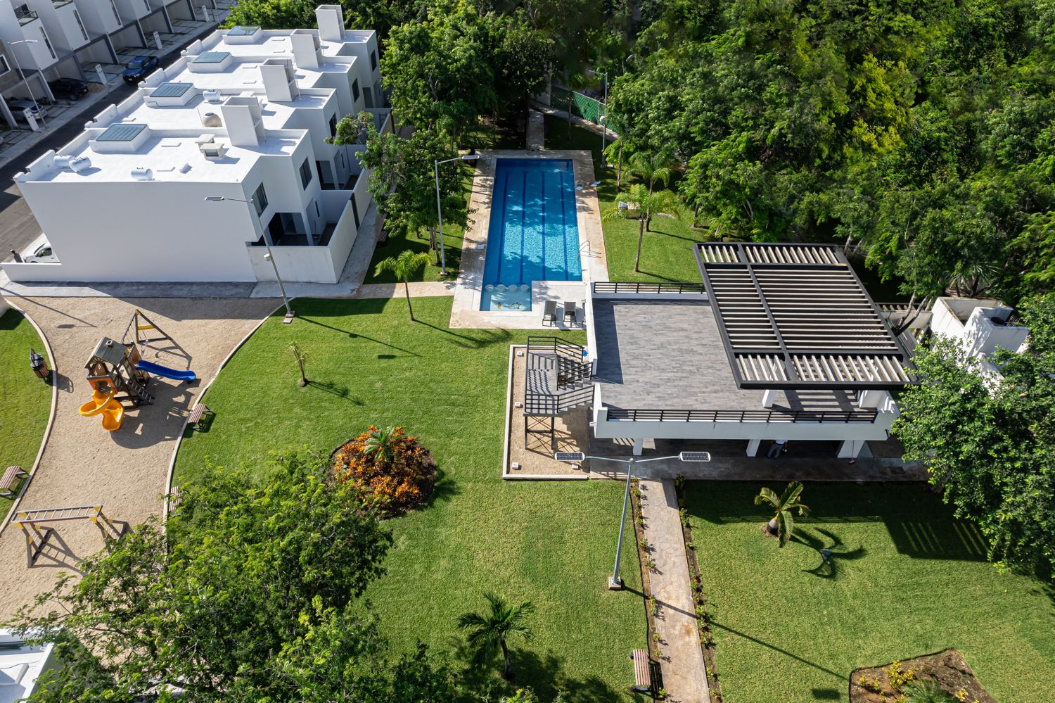 Acceso y vialidades del residencial